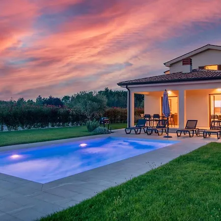 House Luca 펜션 포레치