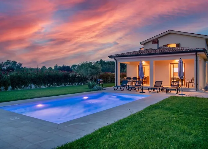 House Luca 펜션 포레치