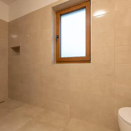 House Luca Nyaraló *