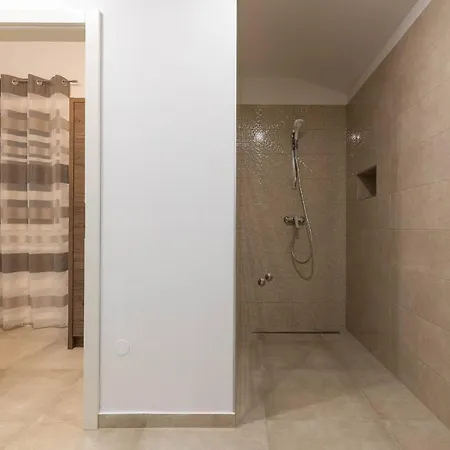 House Luca Nyaraló